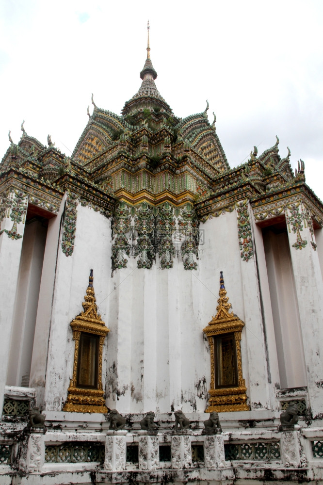 在泰国曼谷的瓦特普霍有金色窗户的白寺庙图片