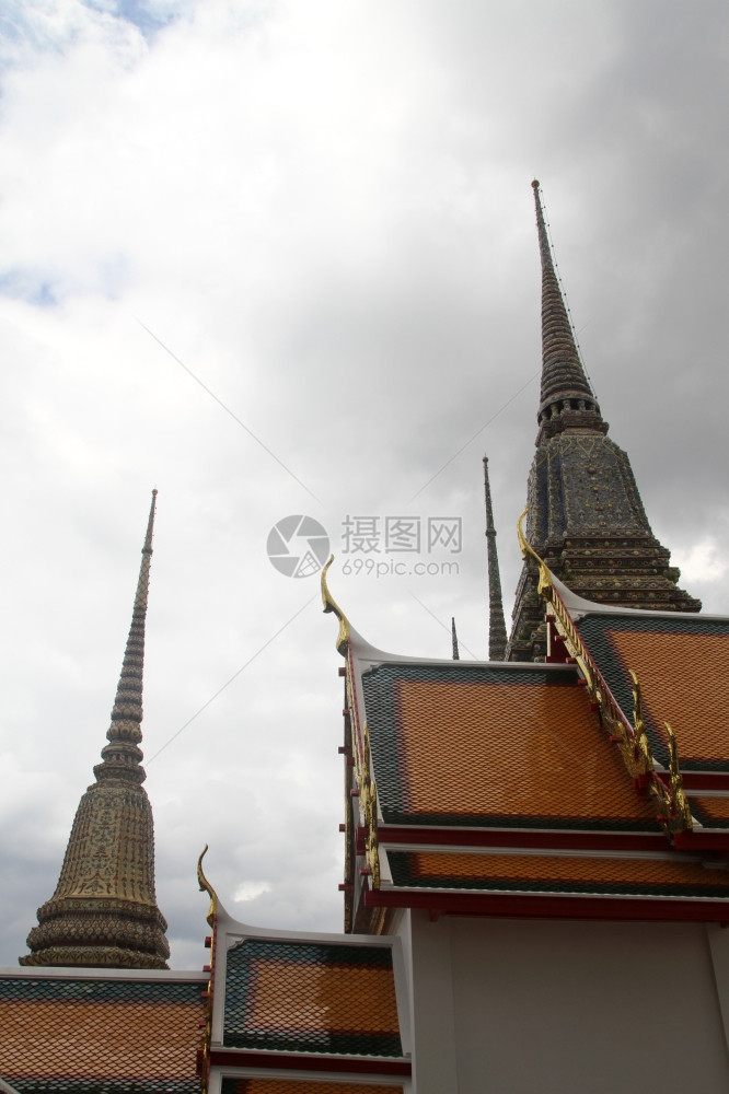 泰国曼谷WatPho的寺庙屋顶图片
