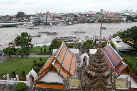 泰国曼谷ChaoPhraya河上的寺庙和船只图片