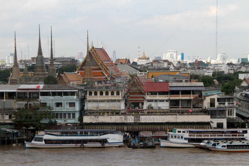 泰国曼谷ChaoPhraya河上的寺庙和船只图片