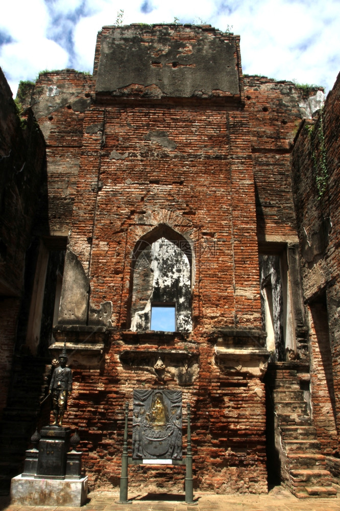 泰国罗布里那赖宫砖砌残殿图片