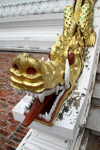 金龙张开嘴在佛寺的楼梯上图片