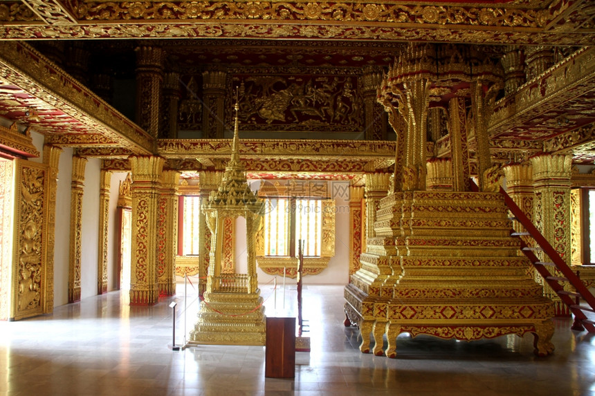 老挝LuangPrabang皇宫附近佛教寺内图片