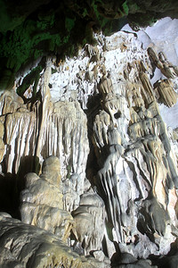 越南哈隆湾DauGo洞穴的光和阴影图片