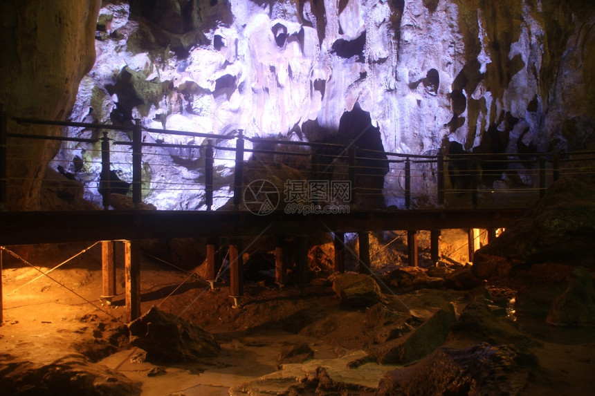 越南哈隆湾高戈洞穴的木桥图片