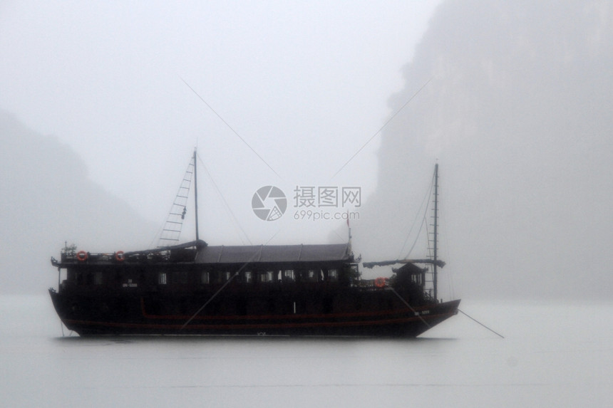 越南哈隆湾的旅游船和雨水图片