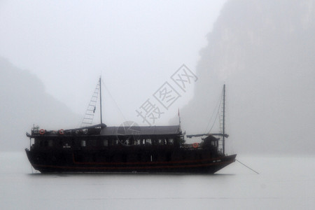 越南哈隆湾的旅游船和雨水图片