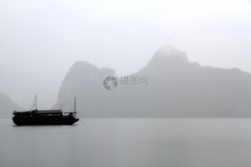 越南哈隆湾的旅游船和雨水图片