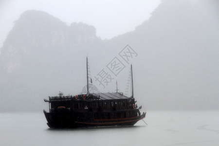 越南哈隆湾的雨季图片