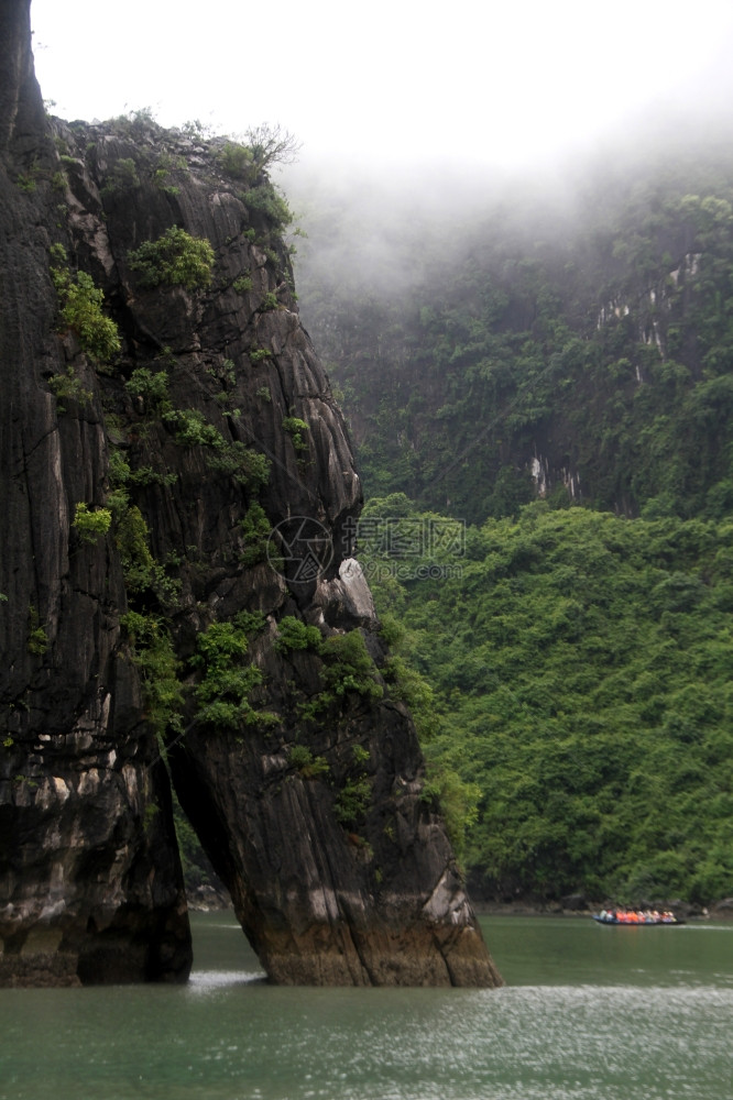 越南哈隆湾的岩石和水图片