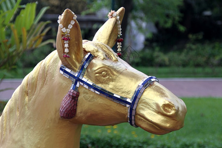 泰国曼谷Dusit公园佛教圣地金色马头图片