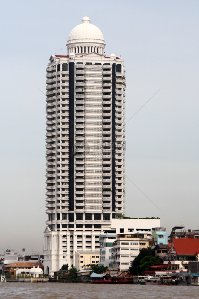 泰国曼谷ChaoPhraya河岸上的新摩天大楼图片