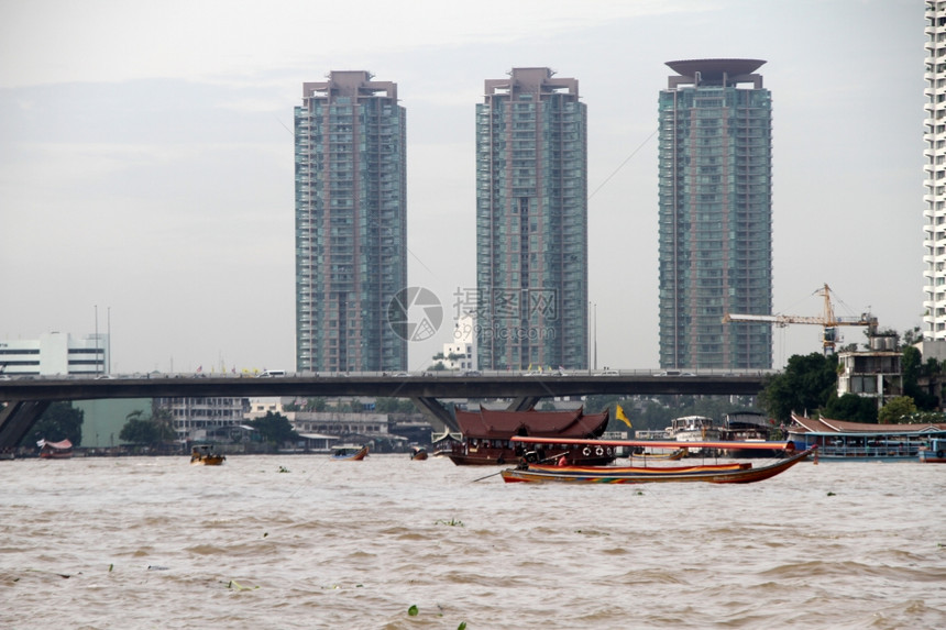 泰国曼谷ChaoPhraya河上的建筑物和桥梁图片