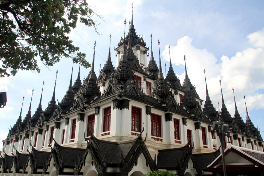 泰国曼谷沃拉维汉WatRatchanandaramWorawihan的铁神庙LohaPrasat图片