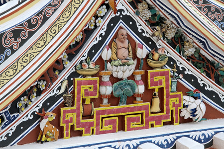 泰国曼谷watBowonniwet寺庙屋顶上的雕塑图片