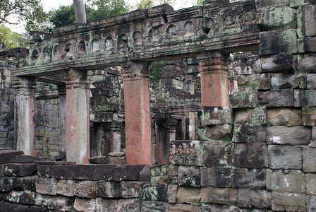 柬埔寨吴哥红柱和墙图片