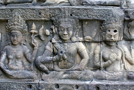 柬埔寨吴哥墙上的妇女图片