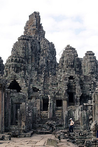 柬埔寨吴哥市Bayon寺的游客图片