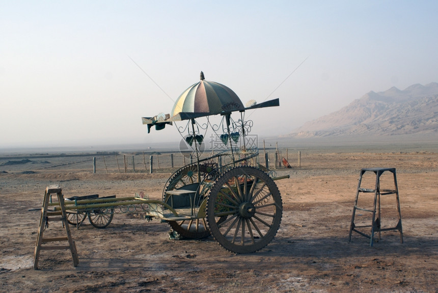 Turphan附近沙漠中的旧车图片