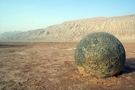 西部沙漠的大块巨石图片