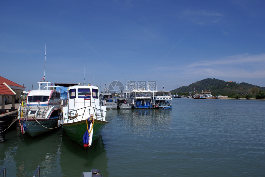 泰国普吉岛港口船只图片