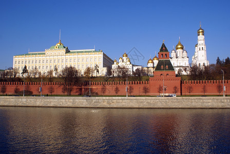 莫斯科克里姆林宫墙大教堂殿和河流图片