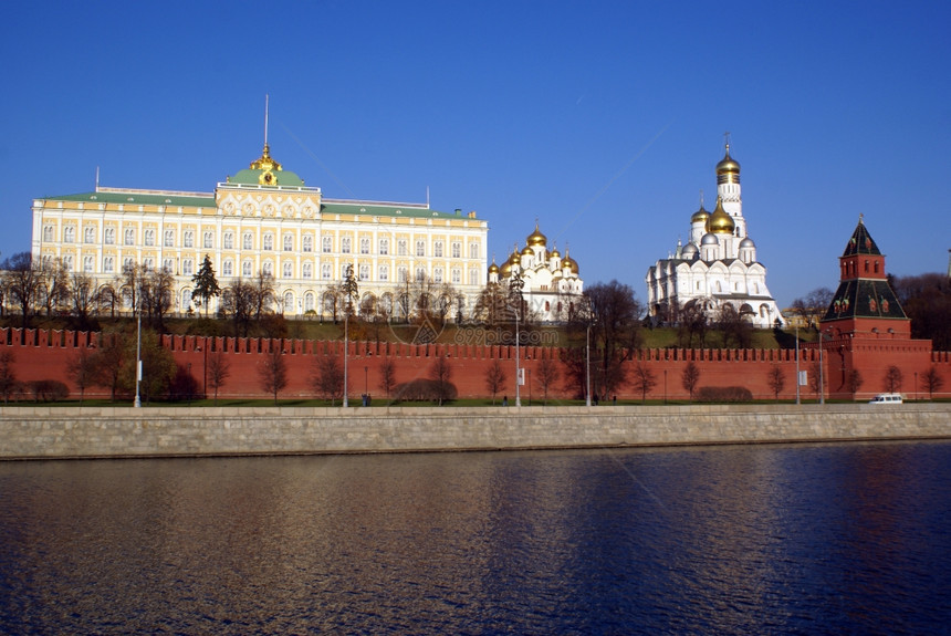 Kremlim宫殿和河边的红色墙壁莫斯科图片