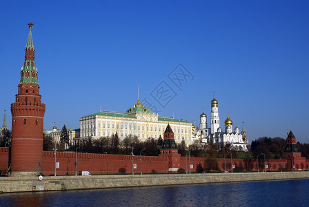 俄罗斯莫科克里姆林宫红墙和河图片