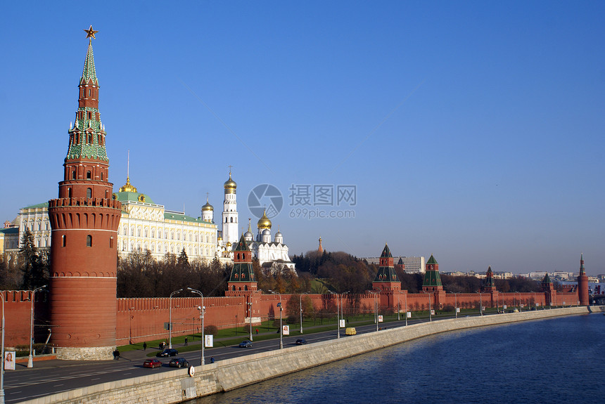莫斯科克里姆林宫的公路和红墙图片