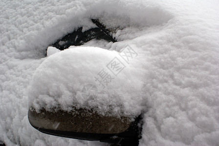 莫斯科冬季雪上的汽车图片