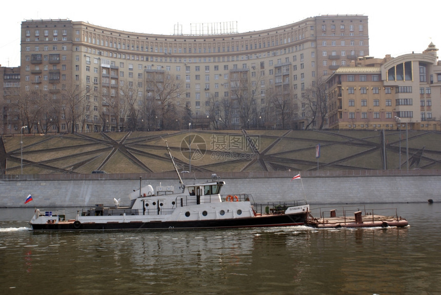 在俄罗斯莫科河上造船图片