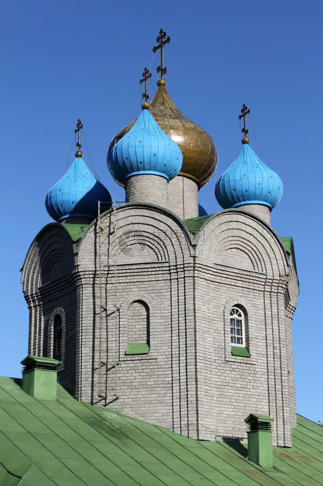 俄罗斯摩尔曼克新俄罗教堂的洋葱面粉杯和绿屋顶图片
