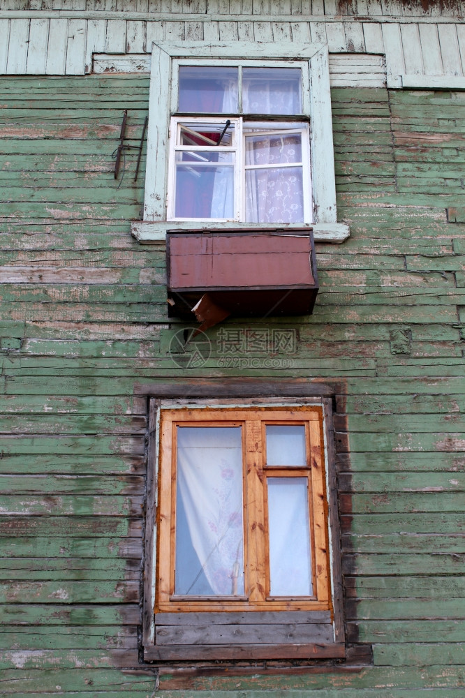 俄罗斯摩尔曼克木屋墙上的两个窗户图片