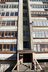 俄罗斯摩尔曼克旧公寓楼入口处图片