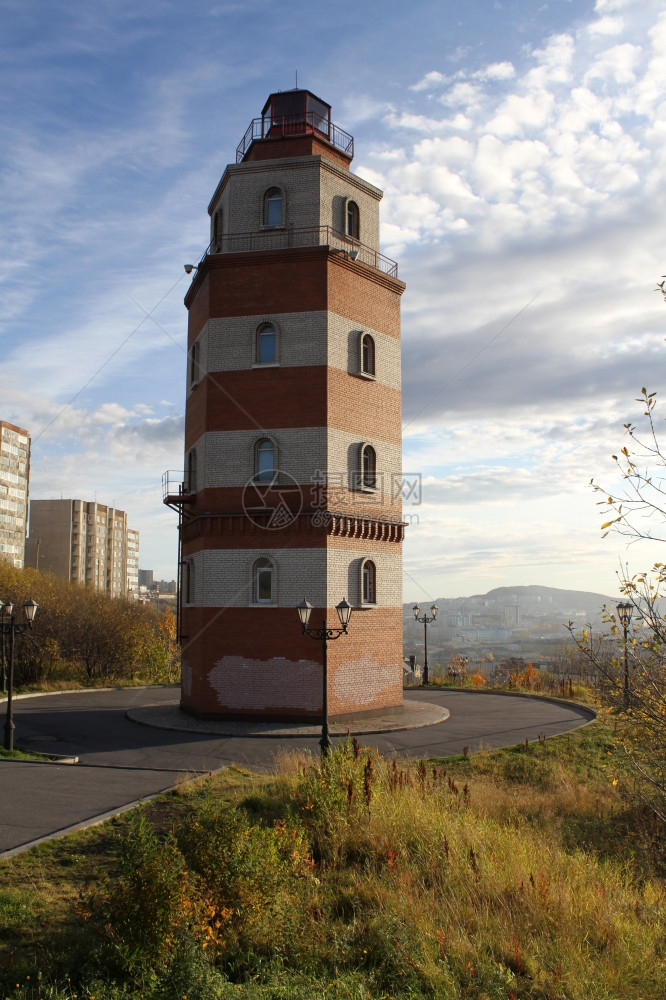 俄罗斯摩尔曼克山丘上纪念红砖灯塔图片