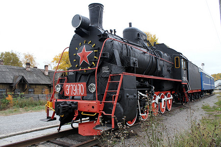 尤戈尔斯克俄罗斯卡雷利亚梅德韦兹谢戈尔斯克火车站的黑色头和蓝厢背景