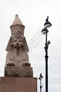 俄罗斯圣彼得堡的Sphinx和街道灯光图片