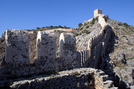 艾伦萨山丘上的城墙和堡塔图片