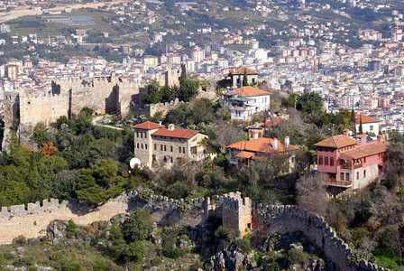 土耳其艾伦亚山丘上的房屋和城堡图片