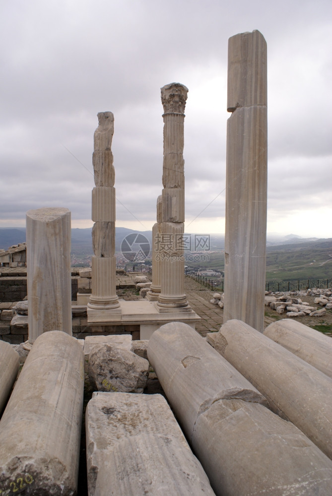 土耳其伯加马特拉詹寺庙柱和废墟图片