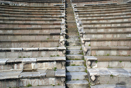 土耳其贝加马阿斯克勒皮翁剧院的一排座位图片