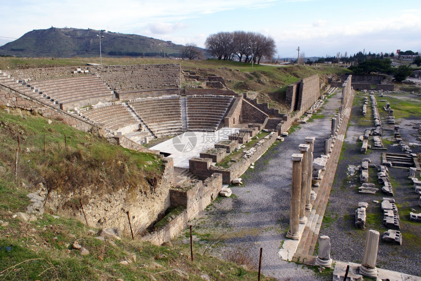 土耳其卑尔加马Asklepion和剧院的废墟图片