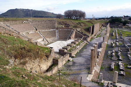 土耳其卑尔加马Asklepion和剧院的废墟图片