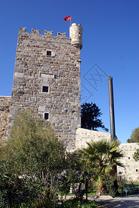 土耳其Bodrum城堡的塔和旗帜图片