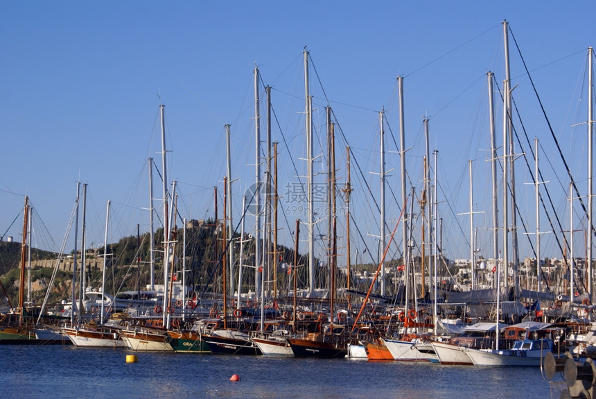 土耳其博德鲁姆的船和码头图片