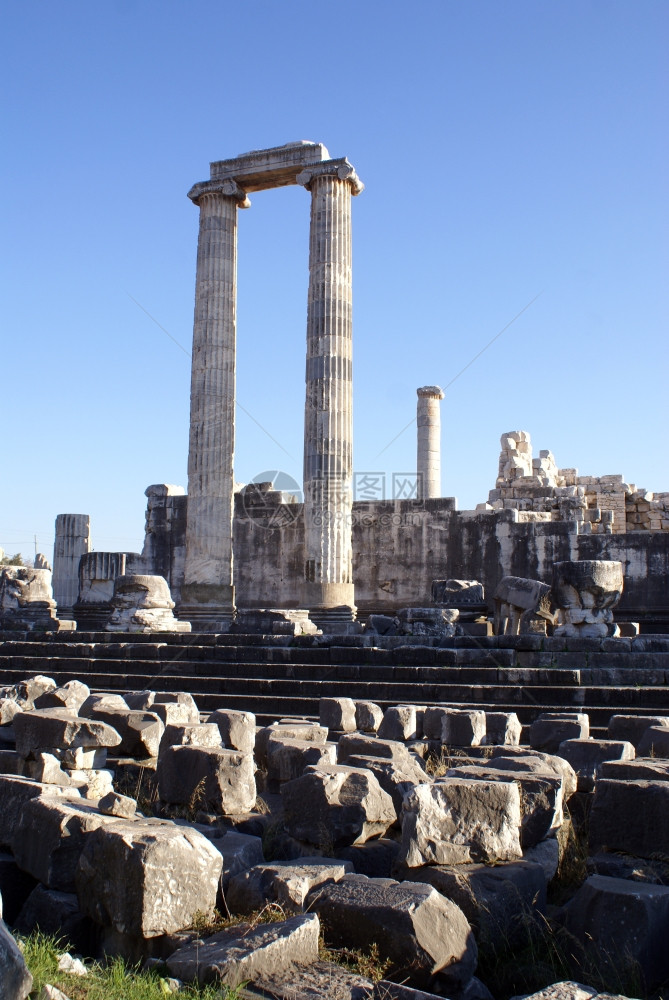 土耳其迪姆阿波罗寺庙的柱子和废墟图片