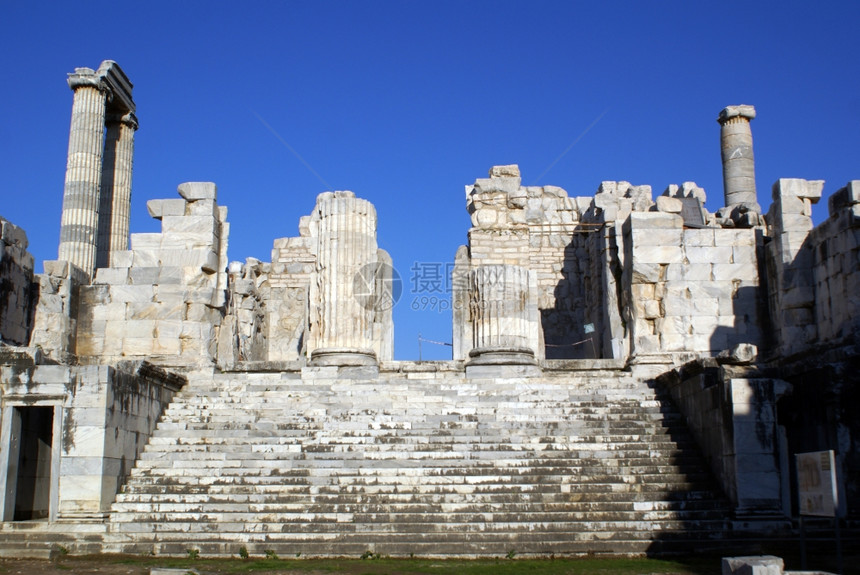 土耳其迪姆大阿波罗寺庙的废墟图片