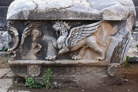 土耳其Didim阿波罗寺庙废墟上的Sarcophagus图片