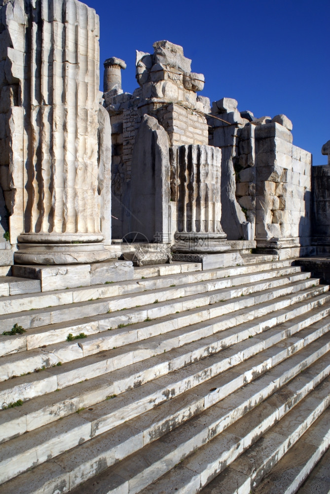 土耳其迪姆阿波罗寺庙的柱子和台阶图片