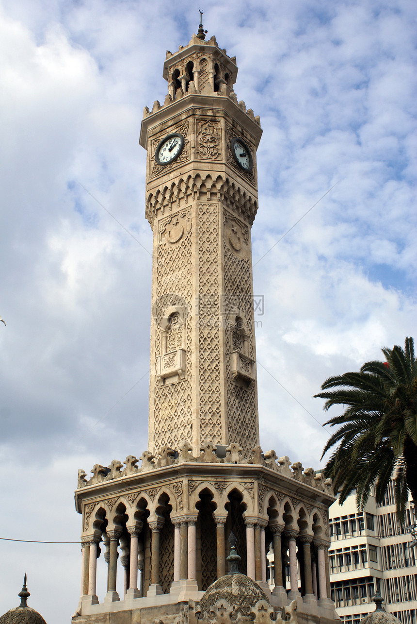 土耳其伊兹密尔的Clock塔和Konak广场上建筑图片